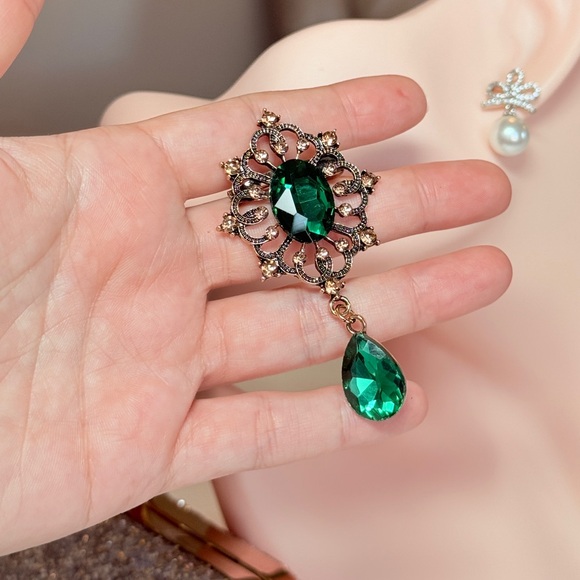 Classic Vintage Green and Gold Brooch - Picture 8 of 8